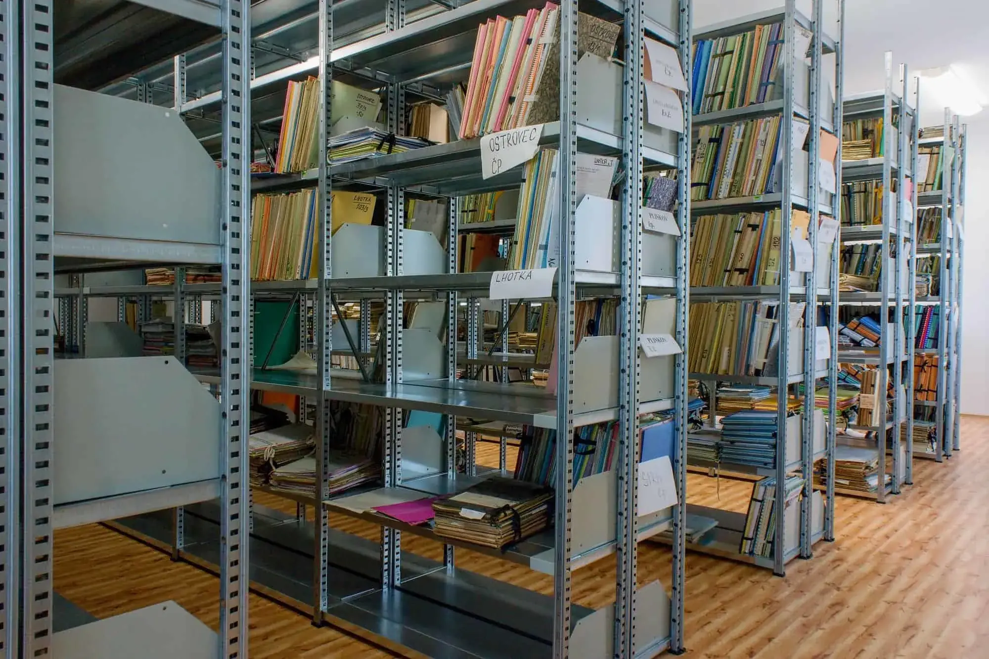 Regály do knihovny - policové regály s pevnou konstrukcí vhodně pro ukládání knih a tiskovin.