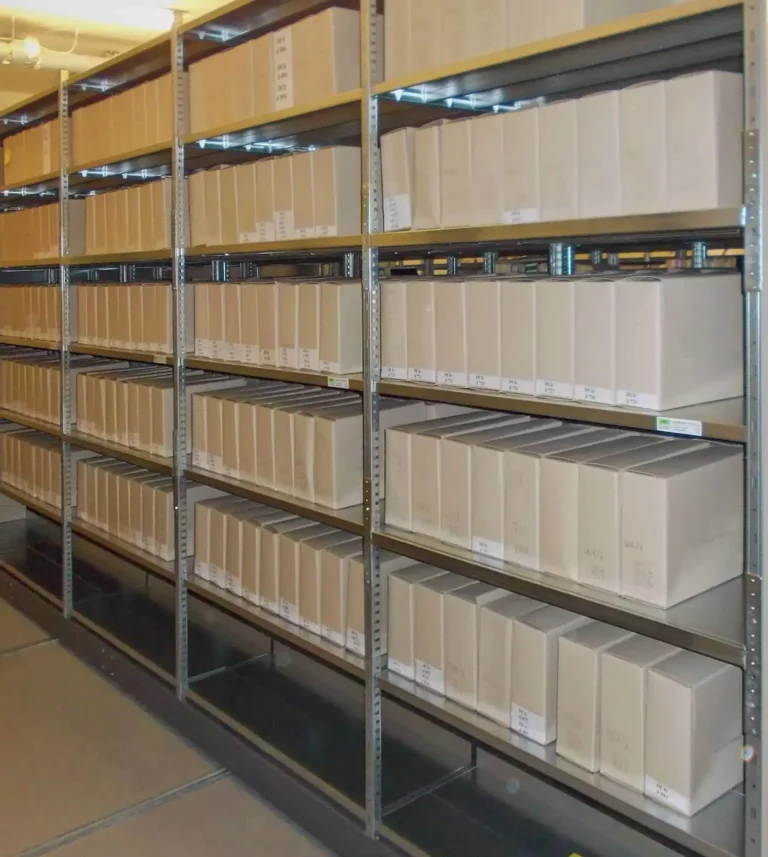 Policové regály do kanceláře - dokumenty a archiválie v krabicích.