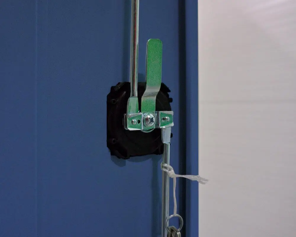 Cylindrický zámek kovové dílenské skříně.