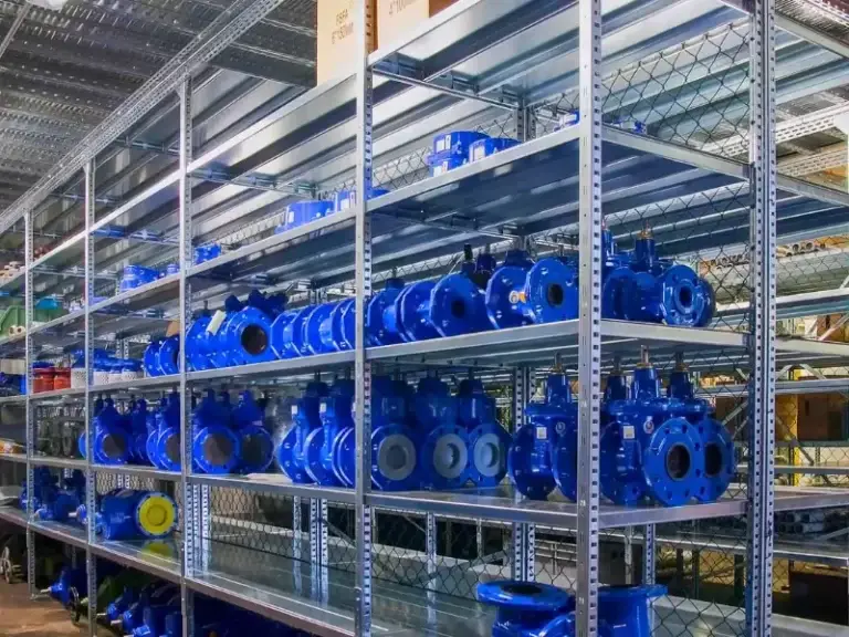 Kovové policové regály do dílny.